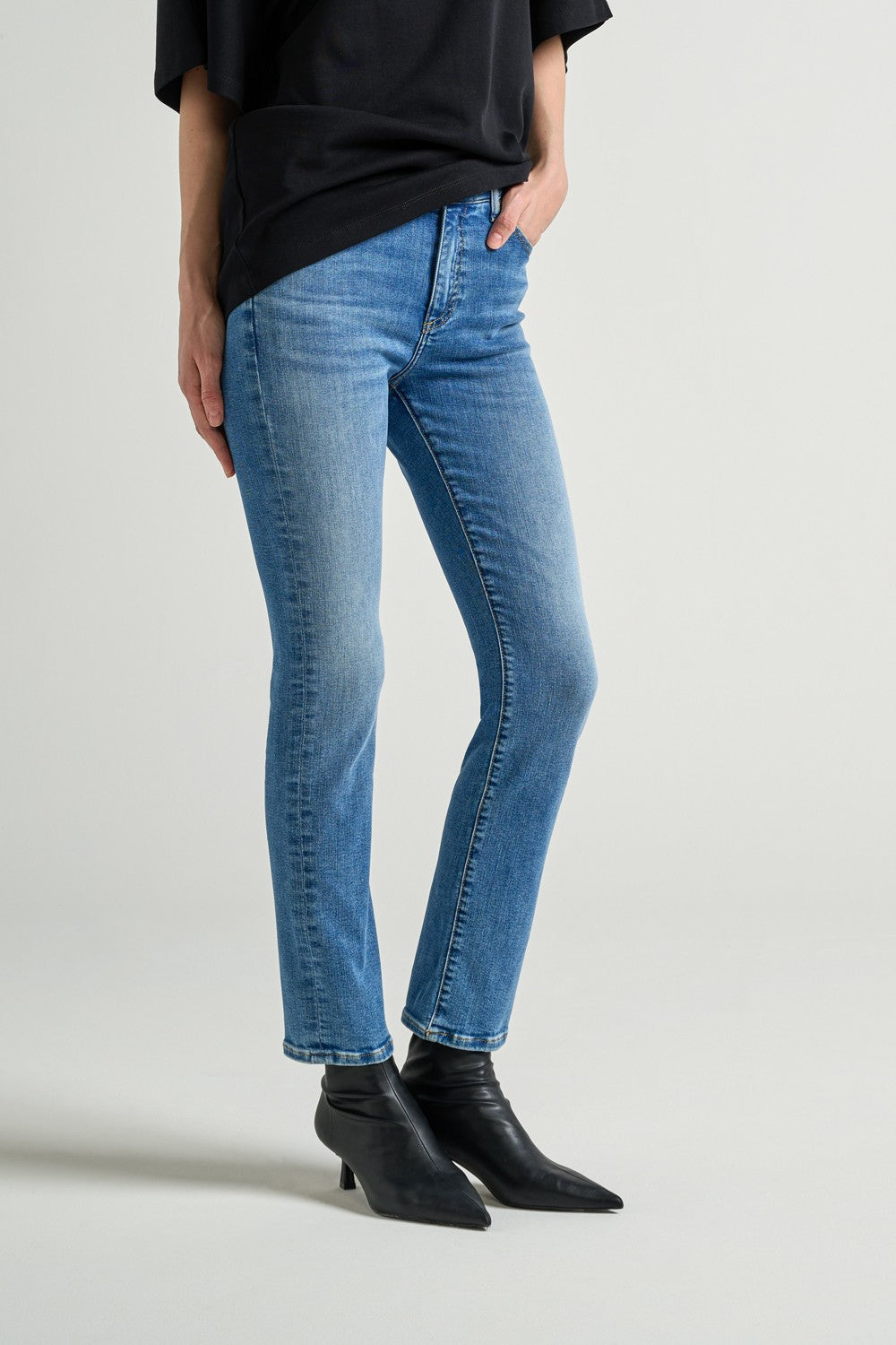MARI MIDRISE SLIM STRAIGHT
